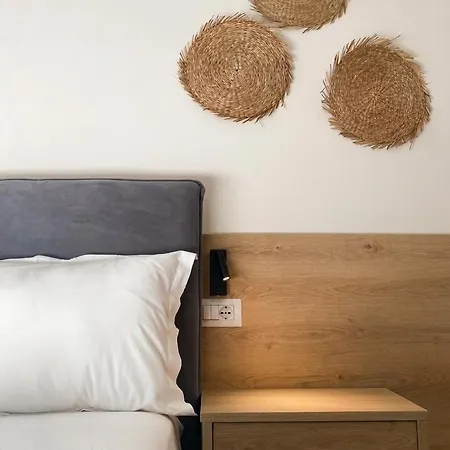 فندق Dolanit Village 4*